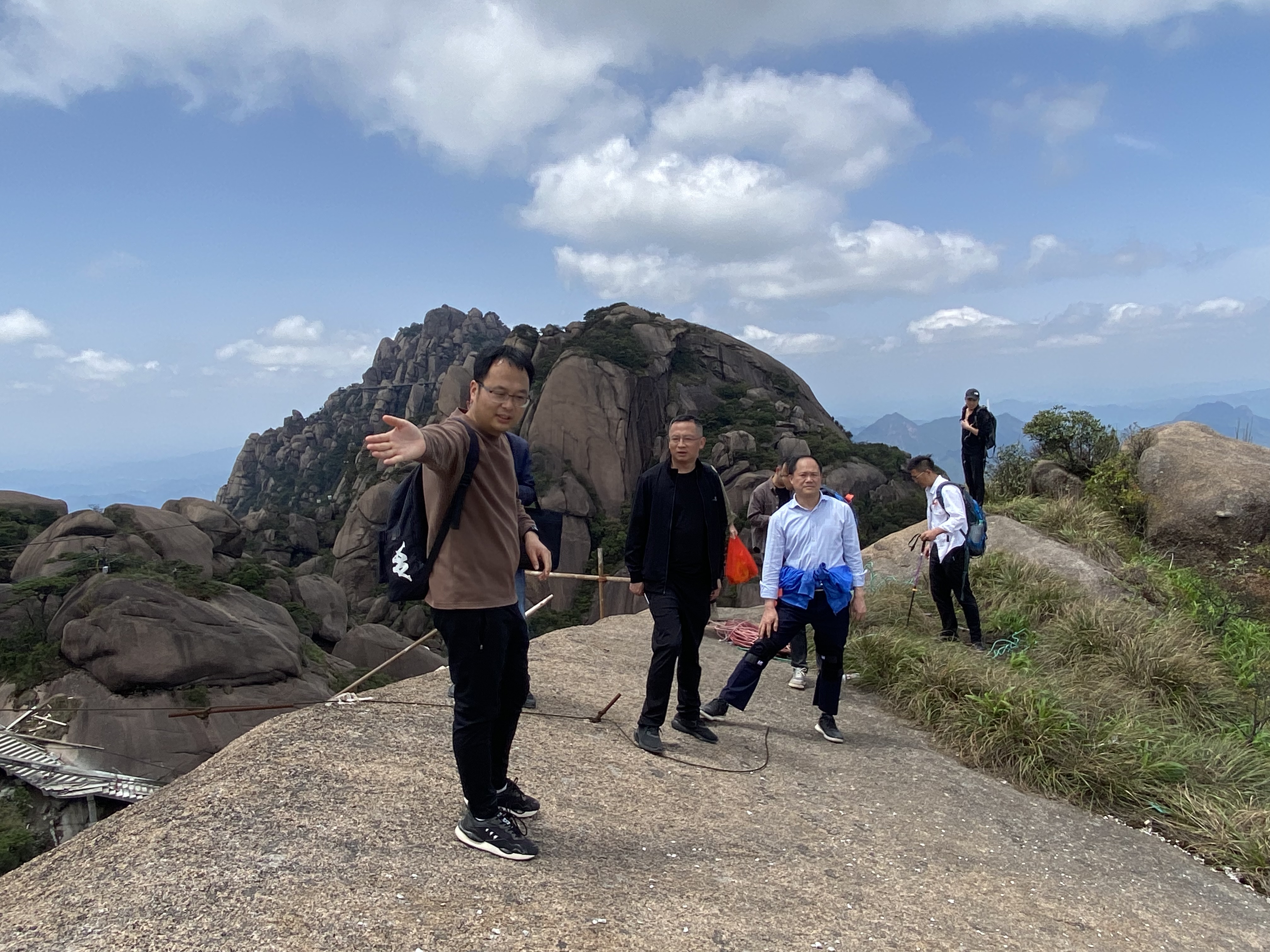 區(qū)委常委、統(tǒng)戰(zhàn)部部長詹輝實地調(diào)研靈山景區(qū)棧道小循環(huán)項目建設(shè)工作